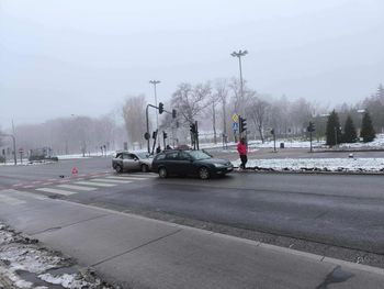 Łódź: Wypadek w centrum. Auto skasowało sygnalizację świetlną