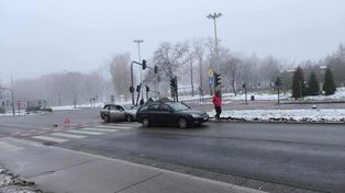 Łódź: Wypadek w centrum. Auto skasowało sygnalizację świetlną