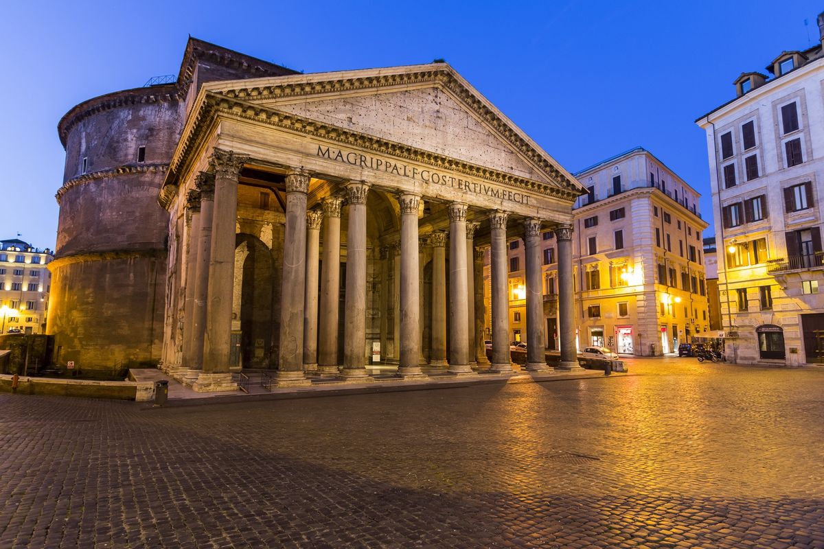 Rzym. Wyrwa w chodniku odsłoniła starożytne płyty
