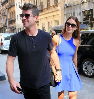 Robin Thicke ZARĘCZYŁ SIĘ Z MODELKĄ młodszą o 18 lat!