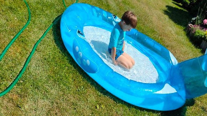 Lekarze ostrzegają: małe dzieci mogą się utopić w niepozornym pompowanym basenie