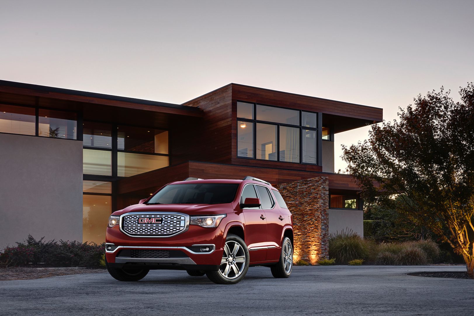 Amerykański GMC Acadia jest jednym z pierwszych samochodów wyposażonych w system informujący, że na tylnej kanapie mogą być pasażerowie