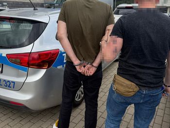 Kręcił się na parkingu i interesował jednym z aut. Świadek wyczuł złodzieja i powiadomił policję