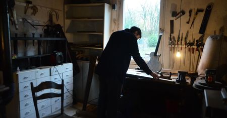 W pracowni lutnika. O drewnie, które żyje, skręca się i gra