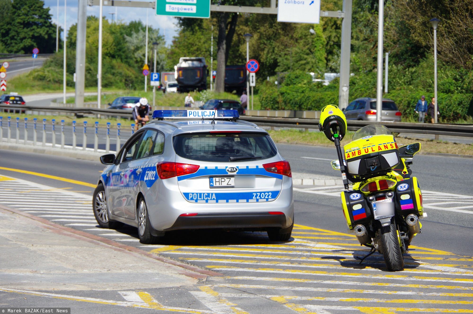 Stock MaBaPHOTO: ZOFIA I MAREK BAZAK / EAST NEWS   Warszawa N/z patrol policji, radiowoz policyjny i motoambulans, ambulans medyczny, motocykl wykorzystywany jako pojazd ratunkowy podczas Tour de PologneZOFIA BAZAK