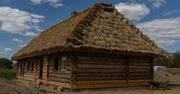 Chałupa w krakowskim skansenie już pod nową strzechą. Branice stają się wehikułem czasu