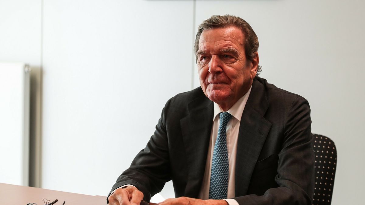 Parlament Europejski przyjął rezolucję wzywającą do nałożenia sankcji na Gerharda Schroedera