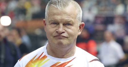 Wpadł pod samochód. Wstrząsające, co zarejestrowały kamery