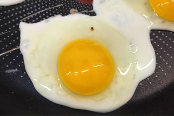 Czerwona plamka na jajku. Mało kto wie, co oznacza i czy można je bezpiecznie zjeść