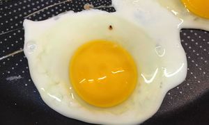Czerwona plamka na jajku. Mało kto wie, co oznacza i czy można je bezpiecznie zjeść