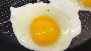 Czerwona plamka na jajku. Mało kto wie, co oznacza i czy można je bezpiecznie zjeść