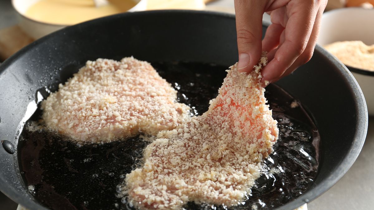 Smażenie kotletów na oleju może obyć się bez pryskania