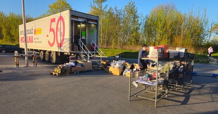 Wszystko za pół ceny w Biedronce. Na parkingu przed sklepem zaparkował mobilny outlet z okazjami