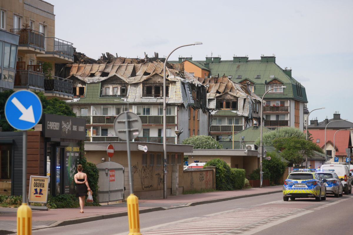 Mogą to zrobić tylko raz. Mieszkańcy Ząbek wracają do zniszczonego budynku