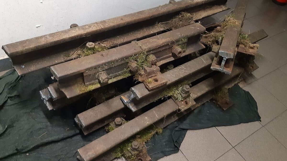 szyny kolejowe pocięte na krótkie odcinki
