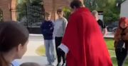 Ksiądz poświęcił prezenty komunijne. Jeden z nich postanowił wypróbować