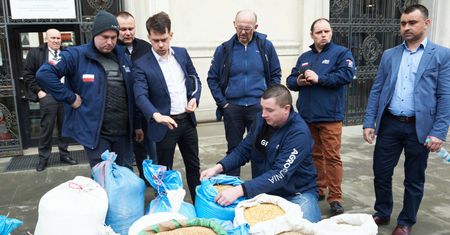 Kryzys zbożowy w Polsce. "Wagony trafiały na bocznicę. Nikt nad tym nie panował"