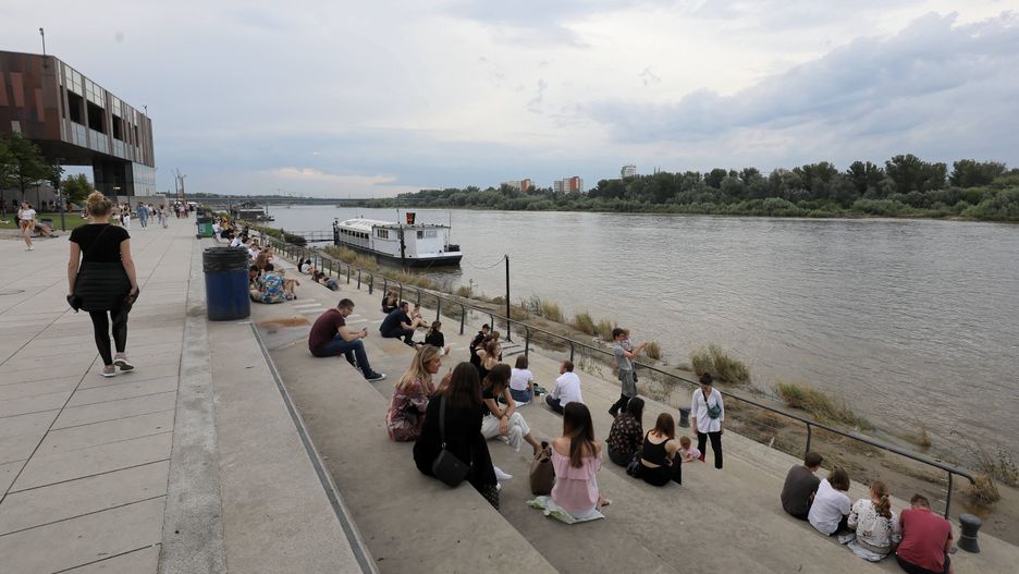 Picie w miejscu publicznym. Gdzie można? Ile wynosi mandat?