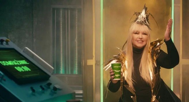 Maryla Rodowicz reklamuje „Kawonament” w sklepach Żabka