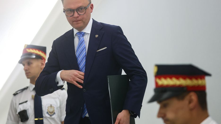 Warszawa, 26.07.2024. Marszałek Sejmu Szymon Hołownia (C) w drodze na briefing prasowy w Sejmie w Warszawie po zakończeniu 16. posiedzenia izby, 26 bm. (jm) PAP/Leszek Szymański