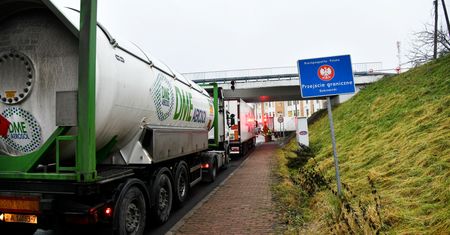 Ruch na granicy częściowo przywrócony. Kierowcy stoją w długiej kolejce