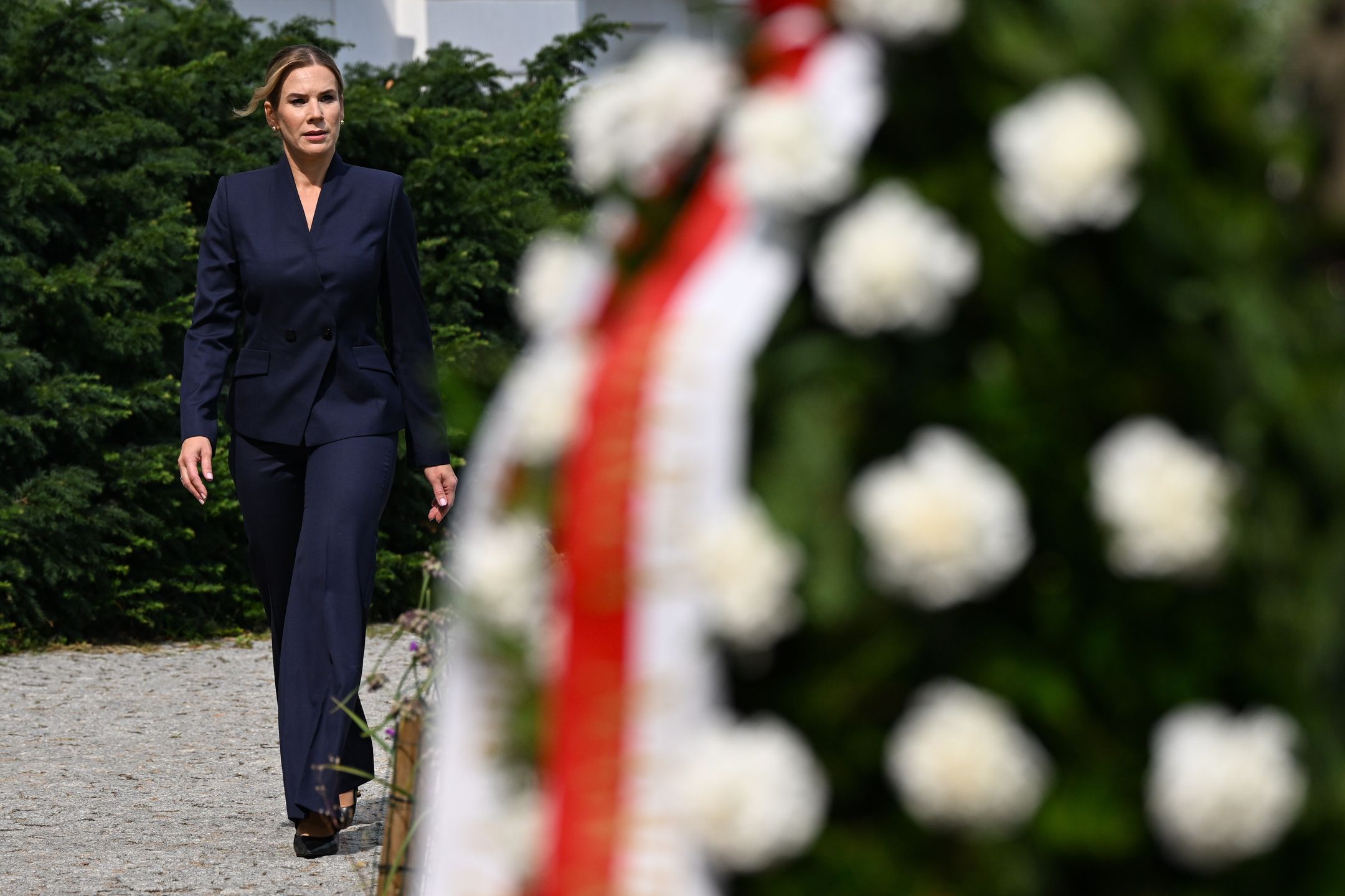 Warszawa, 01.08.2026. Obchody 82. rocznicy wybuchu Powstania Warszawskiego. Pierwsza dama Marta Nawrocka przed złożeniem kwiatów przy pomniku ?Kobietom Powstania Warszawskiego? w Warszawie, 1 bm. W stolicy trwają obchody 82. rocznicy wybuchu Powstania Warszawskiego - wystąpienia zbrojnego przeciwko okupującym Warszawę wojskom niemieckim, zorganizowanego przez Armię Krajową. (ad) PAP/Radek Pietruszka