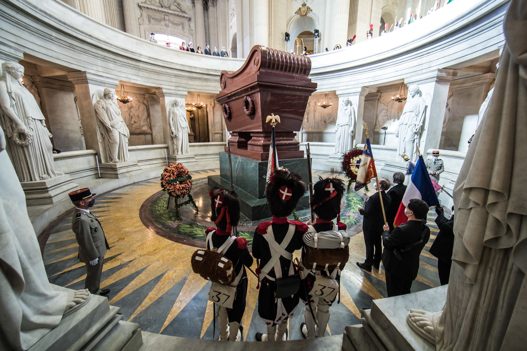 epa09178993 French reenactors dressed as Imperial Guard Grenadiers arrive at Napoleon's tomb before a ceremony in homage to the French Emperor for the bicentenary of his death under the dome of Saint-Louis Cathedral in the Invalides in Paris, France, 05 May 2021. 200 years ago, French military and political leader Napoleon Bonaparte (1769-1821) died in exile on the island of Saint Helena on 05 May 1821. Official commemorations of the bicentenary of his death sparked controversy in France among those who consider him to represent a dark part of the country's history and those who support his legacy.  EPA/CHRISTOPHE PETIT TESSON Dostawca: PAP/EPA.