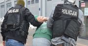 Pomorskie. Pseudokibic schował się przed policjantami pod kołdrą