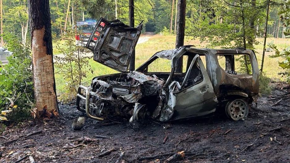 Tragiczny wypadek na Mazurach. Auto uderzyło w drzewo i stanęło w ogniu – 36-latek zginął na miejscu