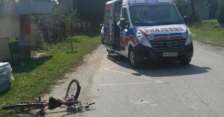 Pijany rowerzysta wyprzedzał autobus. Wjechał w karetkę pogotowia