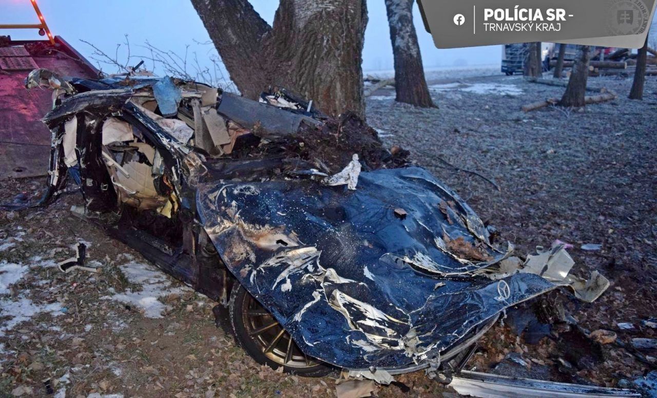 Słowacja: Mercedes uderzył w drzewo i spłonął. Nie żyje kobieta