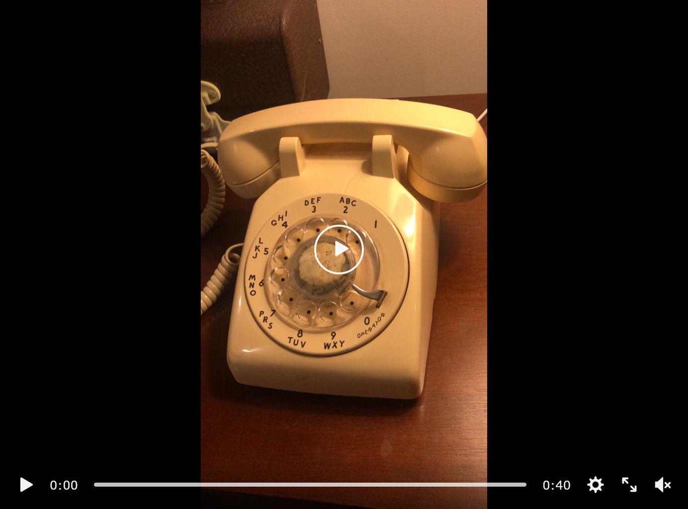 Asystent Google Home Mini w starym telefonie z tarczą numeryczną. Retro i smart w jednym 2