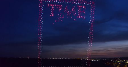 Prawie 1000 świecących dronów pojawiło się na najnowszej okładce magazynu Time