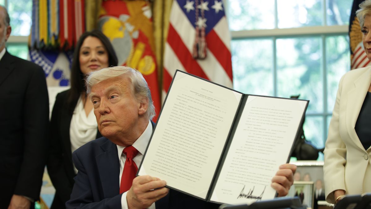US President Trump signs executive orders in the Oval Office
epa12050198 US President Donald Trump signs executive orders in the Oval Office of the White House in Washington, DC, USA, 23 April 2025. The orders signed today focus on education.  EPA/SAMUEL CORUM / POOL 
Dostawca: PAP/EPA.
SAMUEL CORUM / POOL
media, press, white house, executive order