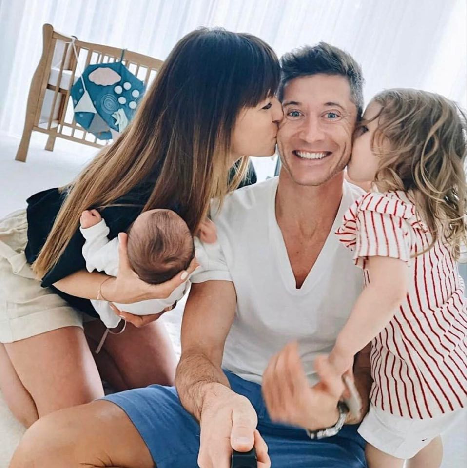 Anna i Robert Lewandowscy z córkami - Klarą i Laurą
