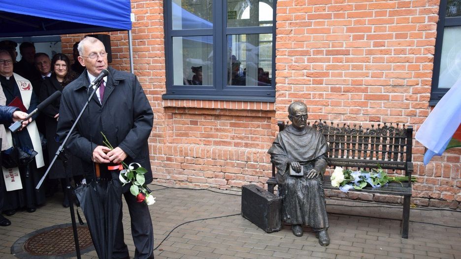 Patron Zduńskiej Woli święty Maksymilian ma swoją ławeczkę w rodzinnym mieście
