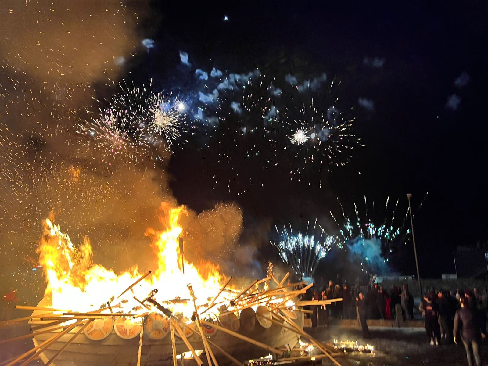 Noworoczne ognisko w Tvøroyri to piękna i widowiskowa tradycja