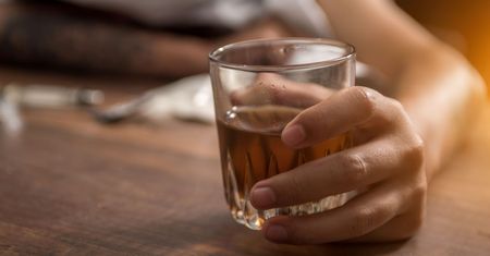 Pijesz drinka wieczorem? Takie są skutki
