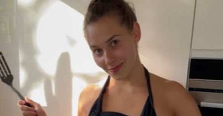 Marcelina Ziętek przyrządza grilla dla Piotra Żyły i świeci pośladkami spod fartucha (FOTO)