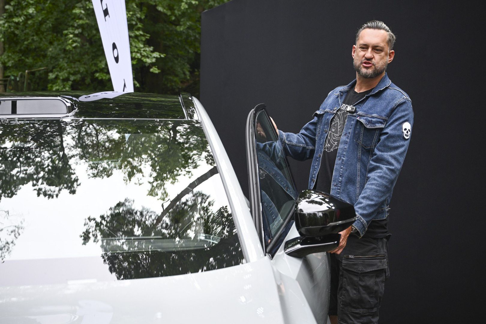 Uwagę zwraca przestronny garaż, w którym prezenter parkuje m.in. motocykl oraz klasycznego mercedesa. Jedno z pomieszczeń Marcin Prokop zaaranżował na siłownię, w której ćwiczy pod okiem Arnolda Schwarzeneggera, którego plakat wisi na ścianie.