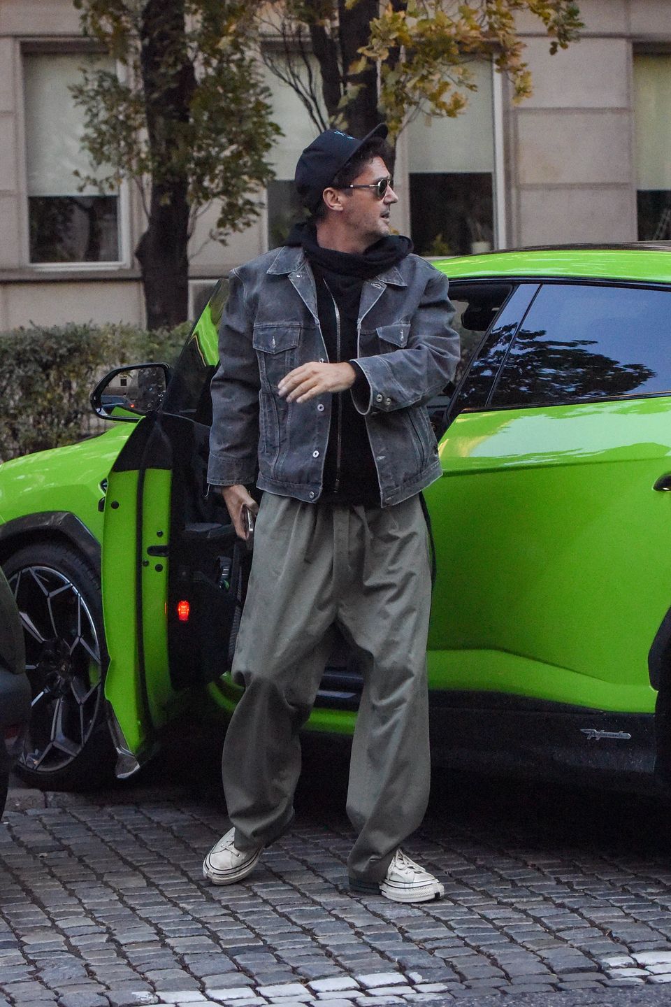 Kuba Wojewódzki wysiada z lamborghini