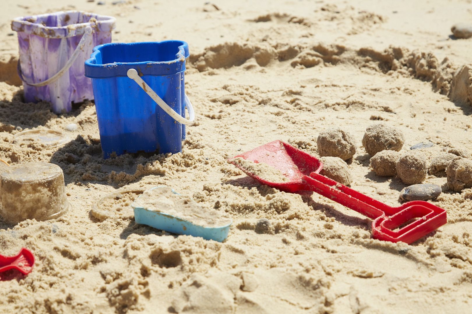 Dzieci bawiły się na plaży, nie zdając sobie sprawy z tego, co się za chwile wydarzy 