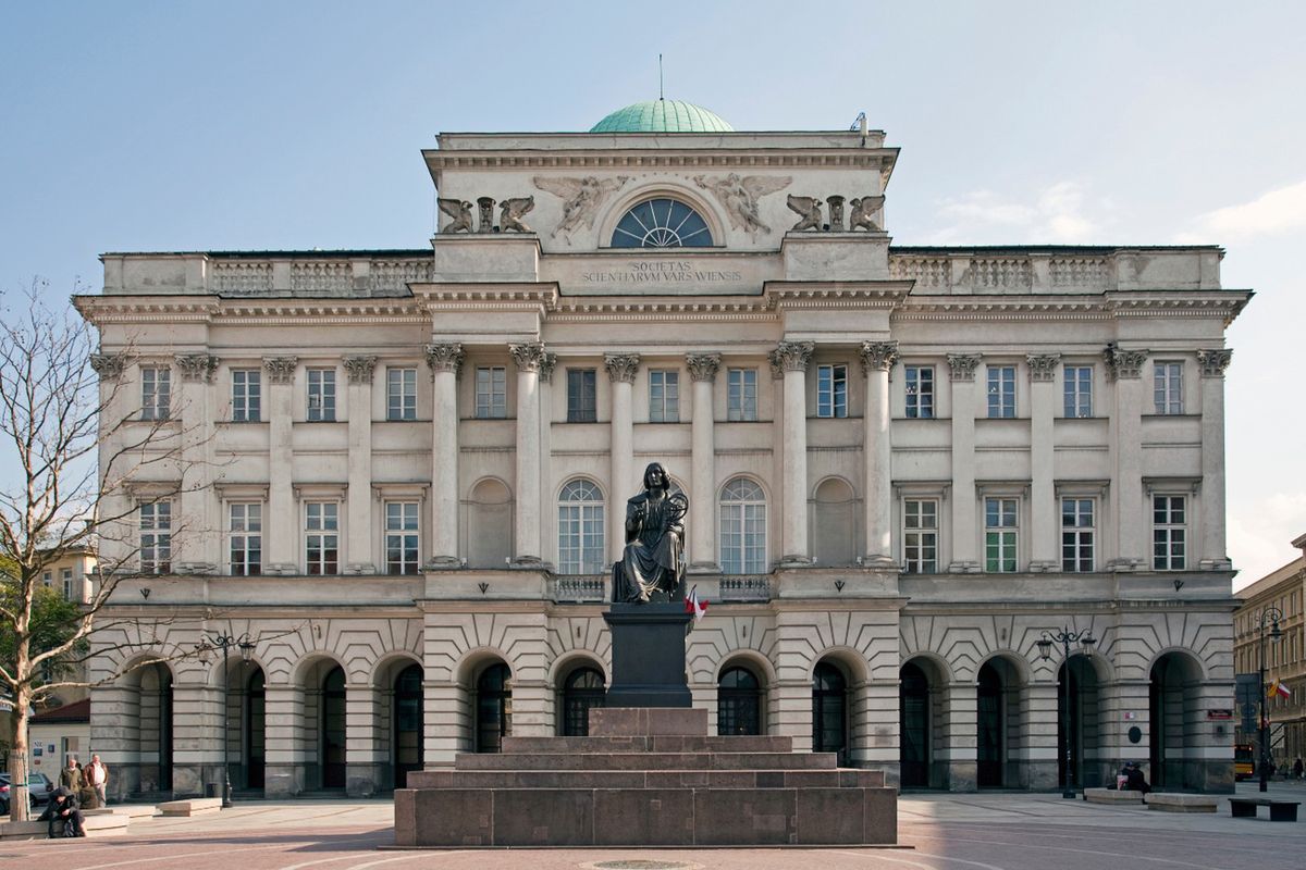 PAN nie może podnieść pensji, a resort milczy