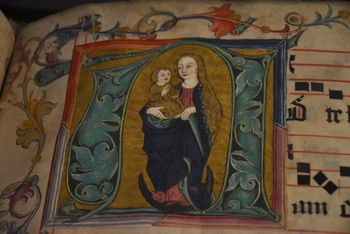 Malbork: Zamek wciąga nas w świat starych ksiąg i czasy, gdy traktowano je z wielką czcią. Główny bohater wystawy to historyczny ekslibris