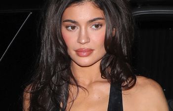 Stanęła w obcisłej sukni maxi. Koronkowe wstawki "zrobiły robotę"