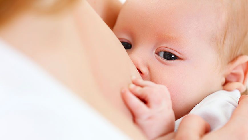 Jak radzić sobie z bólem piersi w okresie karmienia?