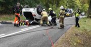 Lubno: Wypadek. Lexus uderzył w drzewa i dachował