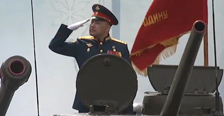 Skandal na paradzie. "Rzeźnik z Buczy" na czele defilady