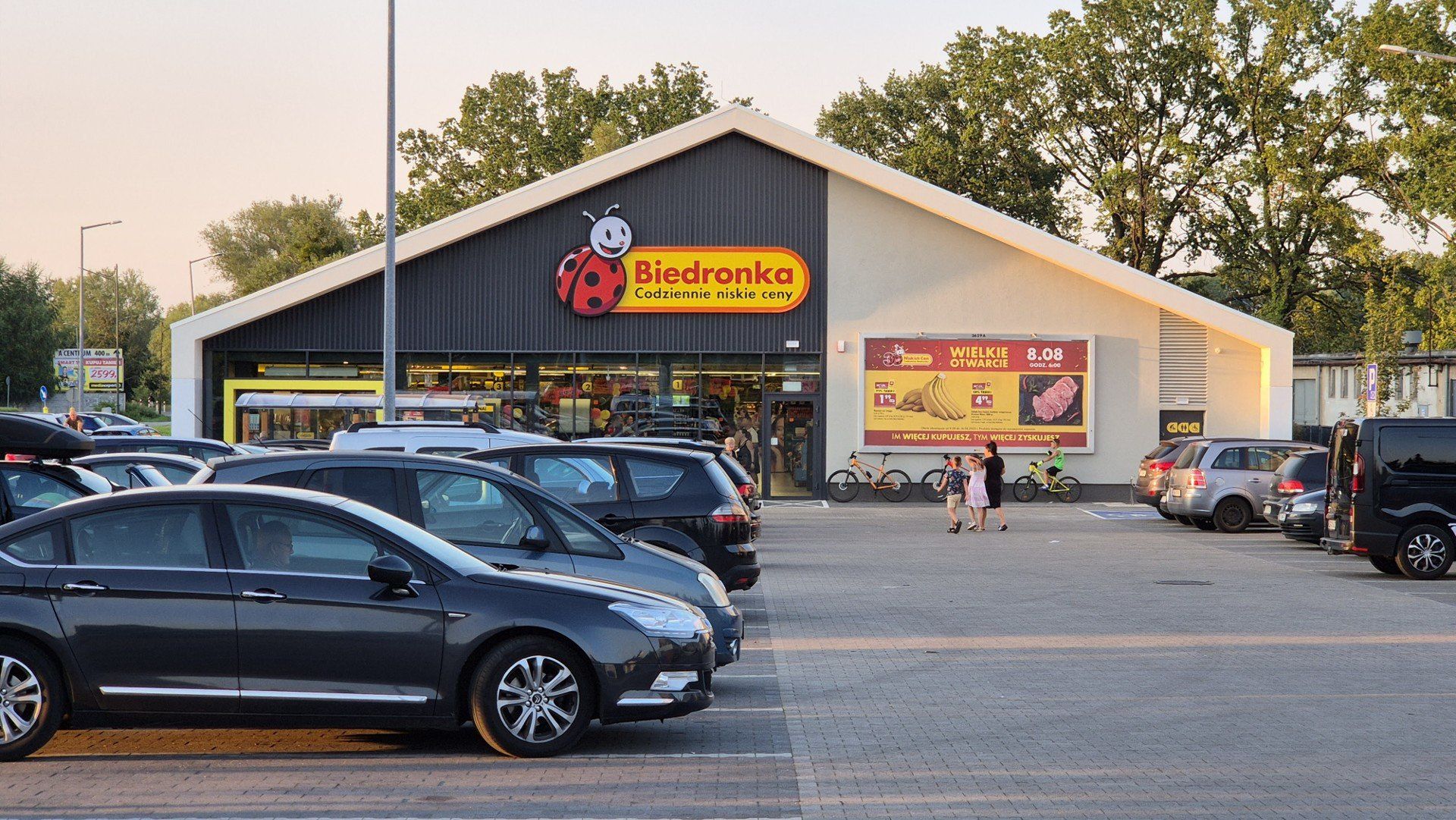 Tak prezentuje się sklep Biedronki w Strzelcach Opolskich w nowej odsłonie.