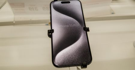 iPhone 15 Pro zbytnio się nagrzewa. Użytkownicy skarżą się na flagowca od Apple'a